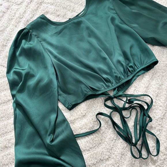 Like New! Women’s Dark Green Satin Crop Top w/ Open Back Size Small - Picture 3 of 5